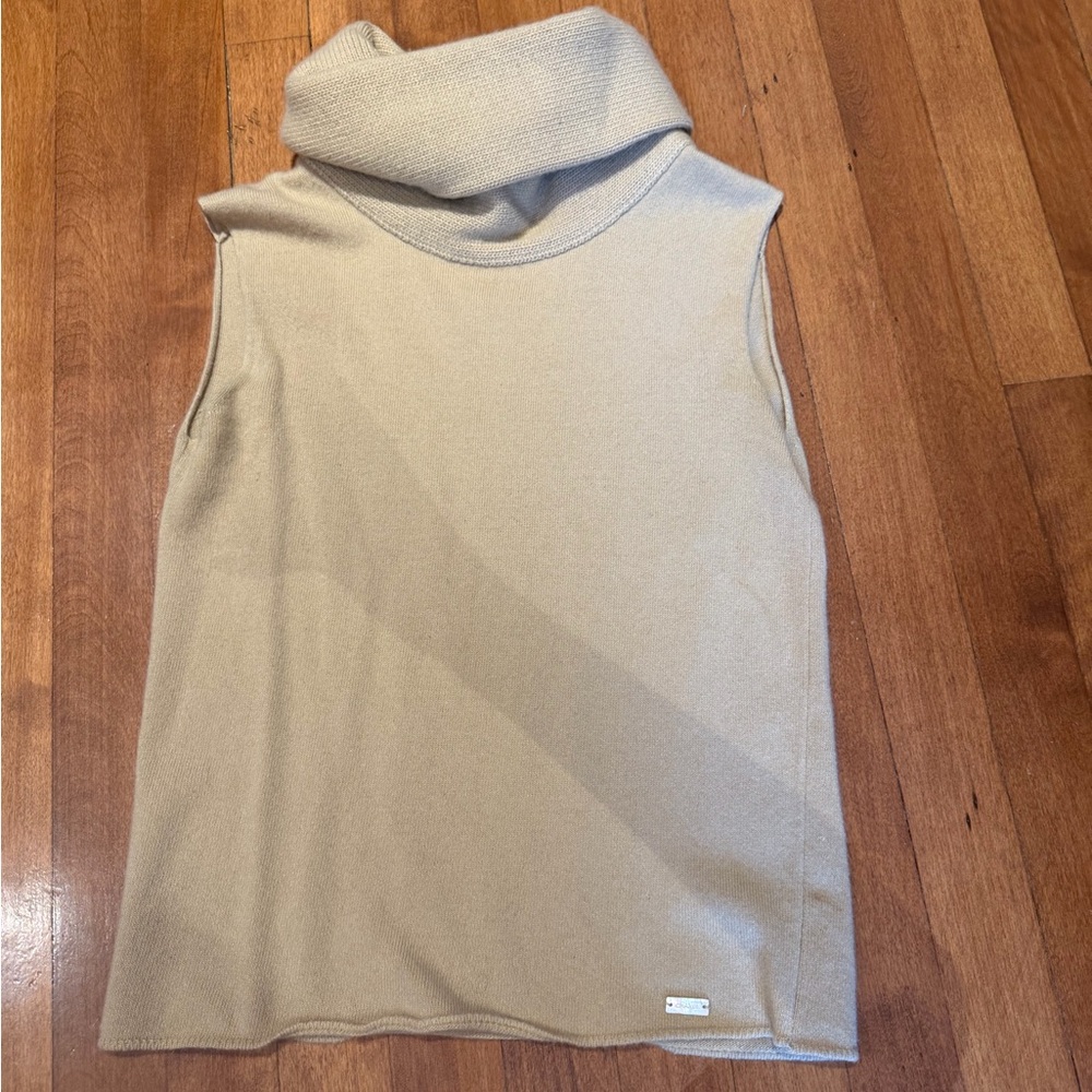 CHANEL Sleeveless Beige Turtleneck in cashmere